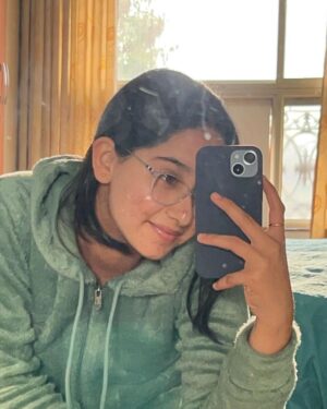 Deshna Dugad Instagram - Mirror 🪞❤️
Which selfie is your fav ?! Mine is the last one 😜
.
.
#deshna #deshnadugad