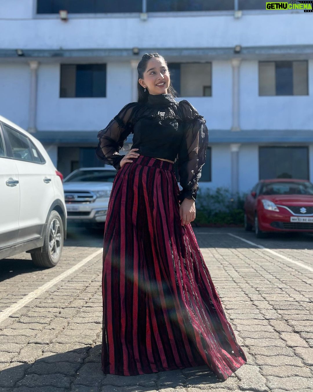 Deshna Dugad Instagram - Angel energy ❤️🔥 . Pc - @adishvaidya_92 😂♥️🥰 . . #deshna #deshnadugad #lookoftheday #pushpaimpossible #pushpaimpossibleonsab