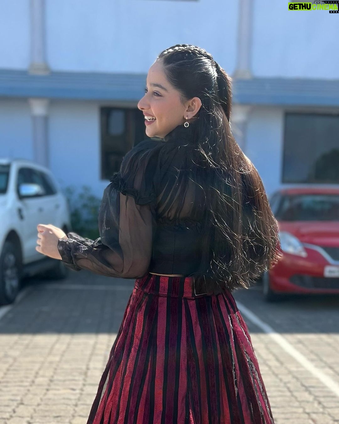 Deshna Dugad Instagram - Angel energy ❤️🔥 . Pc - @adishvaidya_92 😂♥️🥰 . . #deshna #deshnadugad #lookoftheday #pushpaimpossible #pushpaimpossibleonsab