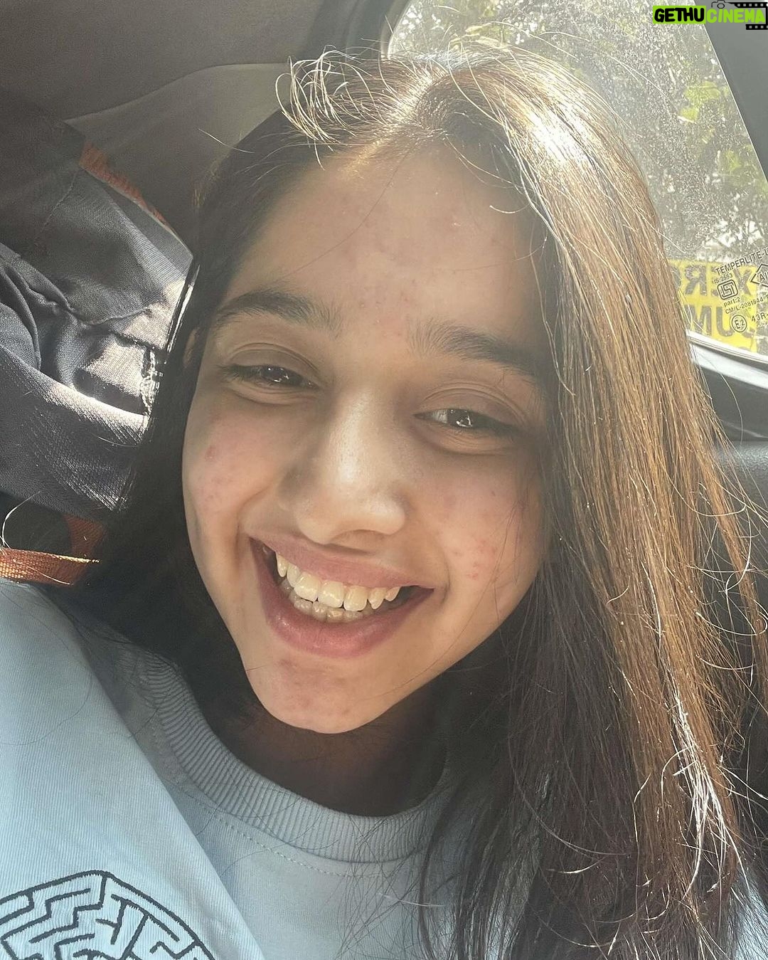 Deshna Dugad Instagram - Heyy🤍💟 . . #deshna #deshnadugad #winter #sun #mornings