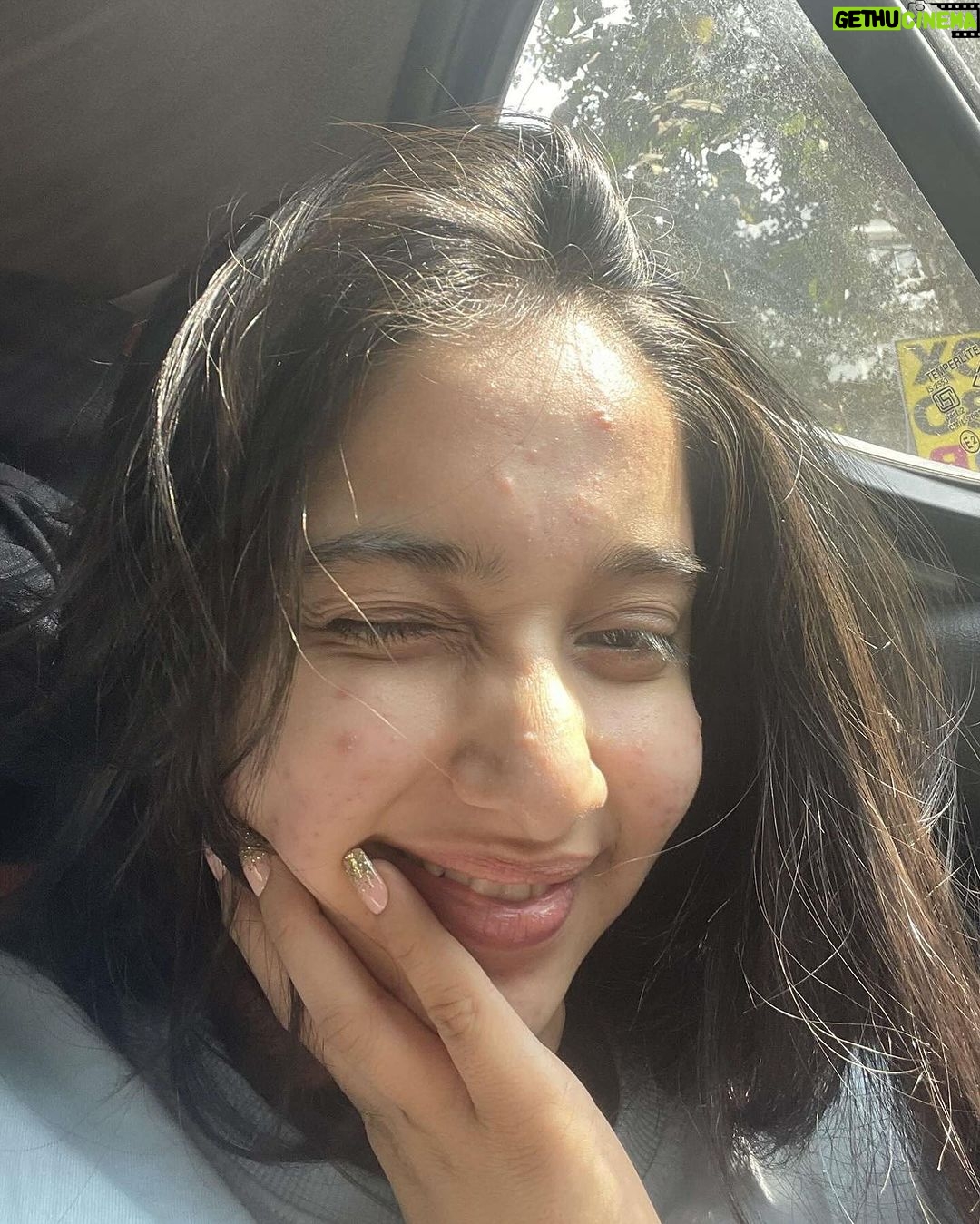 Deshna Dugad Instagram - Heyy🤍💟 . . #deshna #deshnadugad #winter #sun #mornings