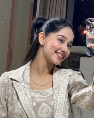 Deshna Dugad Instagram - Mirror 🪞❤️
Which selfie is your fav ?! Mine is the last one 😜
.
.
#deshna #deshnadugad