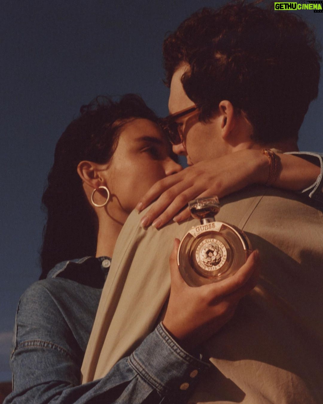 Devin Druid Instagram - “El oler y sentirme tan bien como me veo y viceversa, es un sentimiento que te acompaña y que sutilmente entona tu vibración y energía durante todo el día”. Devin Druid da vida a la historia de un romance moderno que se expresa en las fragancias Bella Vita Rosa y Uomo de Guess. . . Fotografía: Shane McCauley Talento: Annie Marie y Devin Druid Dirección Creativa: Inés Abouchard Maquillaje: Sophie Haig Pelo: Candice Birns con Oribe Hair Care para Statement Artists Estilismo: Alycia Cohen Producción: Ella Cepeda Video: Alejandra Hinojosa . . . #lbeautemx #guess #bellavitarosa #guessuomo #devindruid #anniiemarie