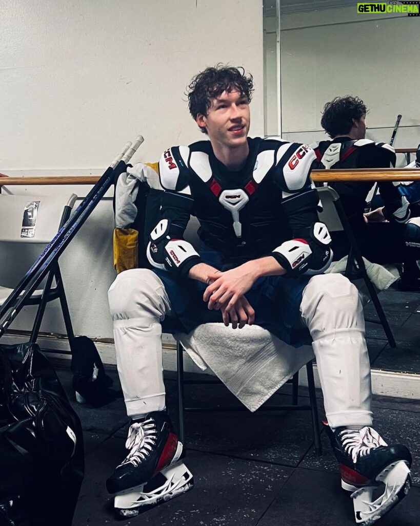 Devin Druid Instagram - Hockey in the holiday season just feels right. Big shouts to my friends @ccmhockey for the gear! Very much the only reason I scored a hatty 🎩🎩🎩