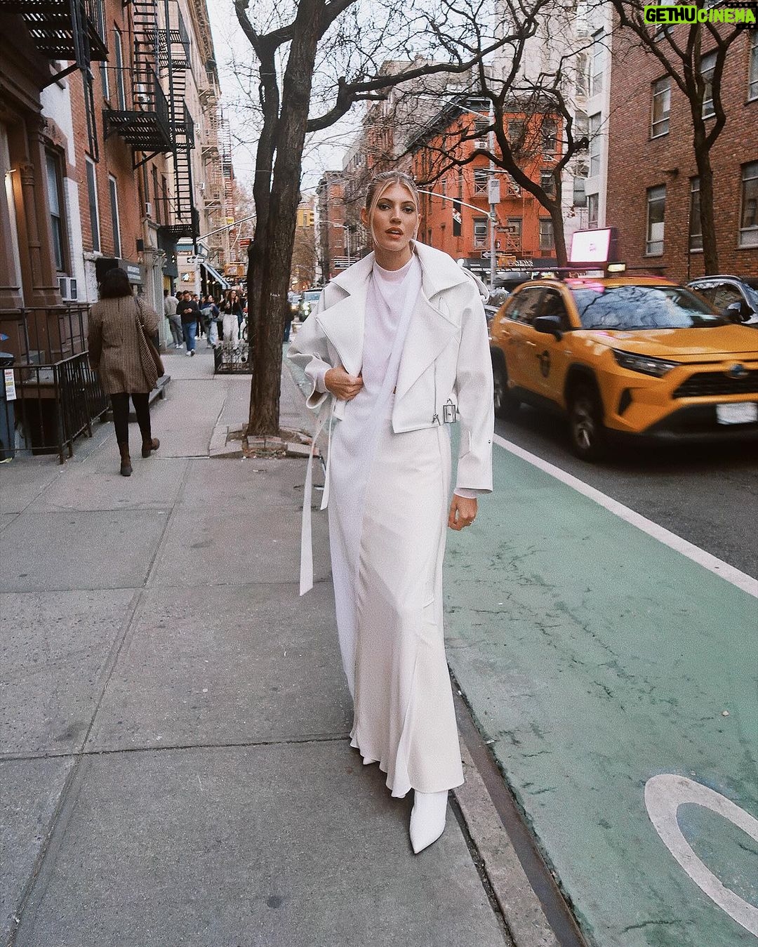 Devon Windsor Instagram - When the taxi cab has perfect timing (swipe) 🚕 #nyfw