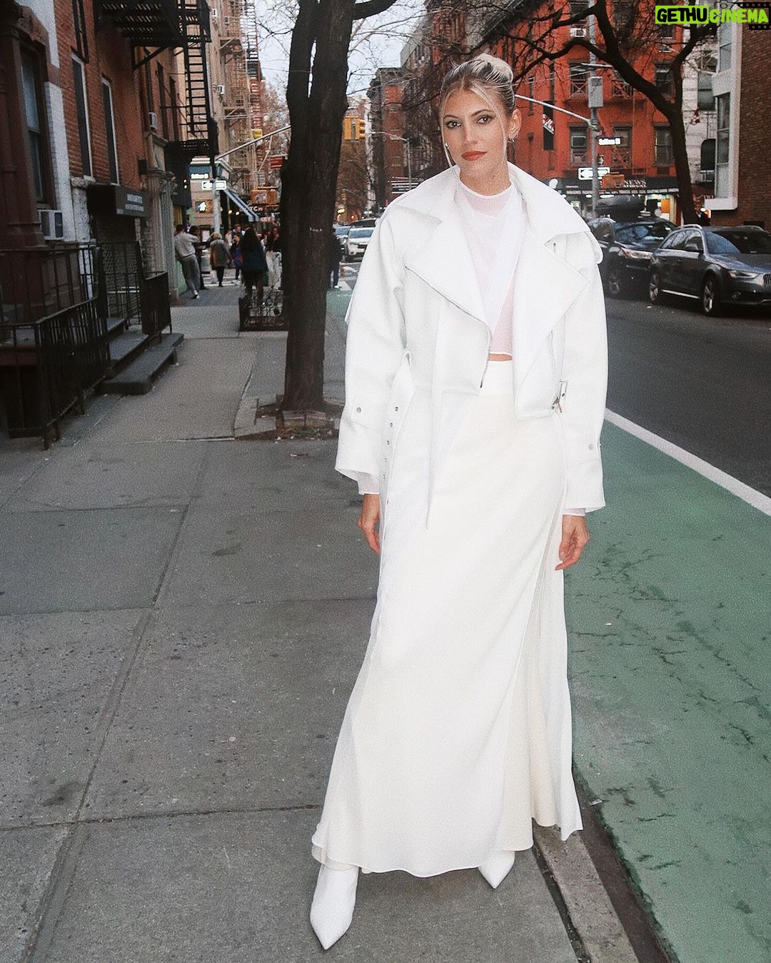 Devon Windsor Instagram - When the taxi cab has perfect timing (swipe) 🚕 #nyfw