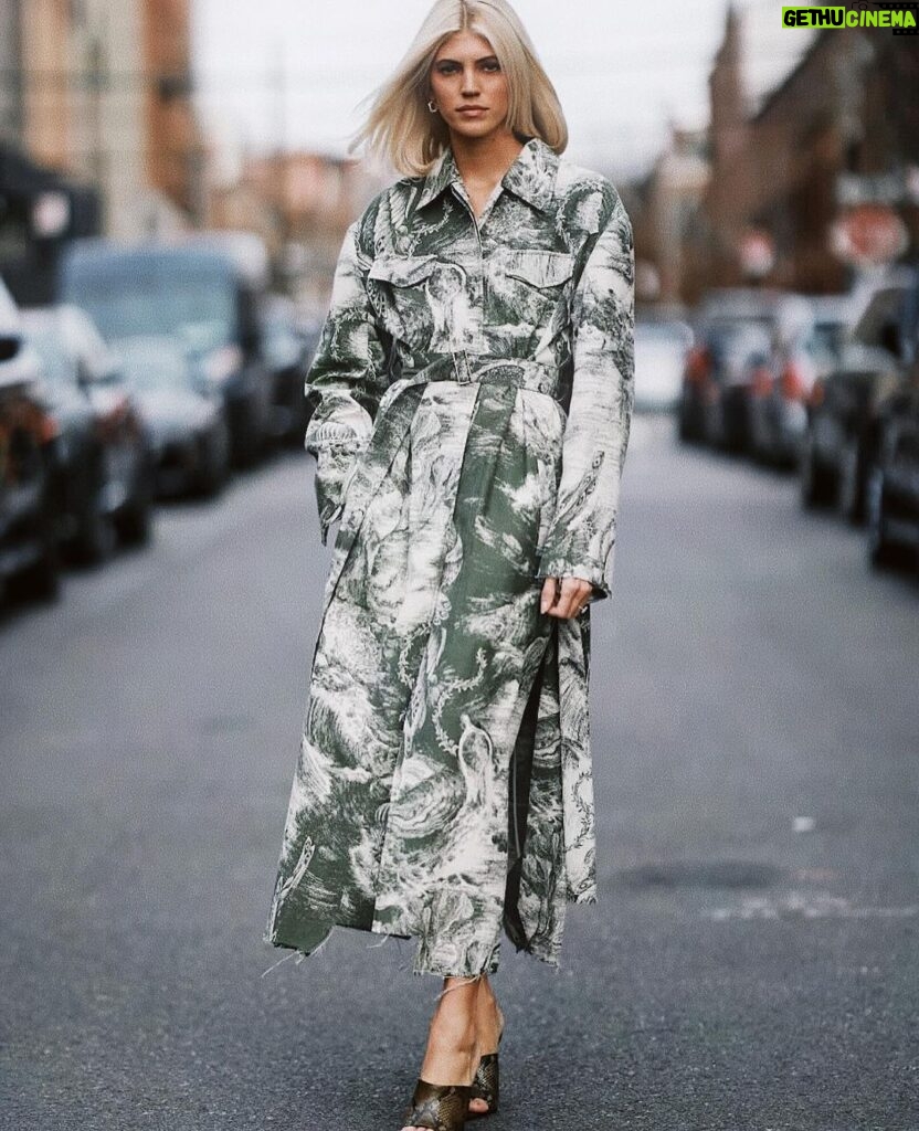 Devon Windsor Instagram - Loves a trench coat 💚 Headed to @jasonwu