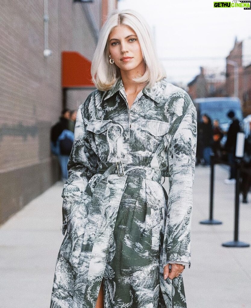 Devon Windsor Instagram - Loves a trench coat 💚 Headed to @jasonwu