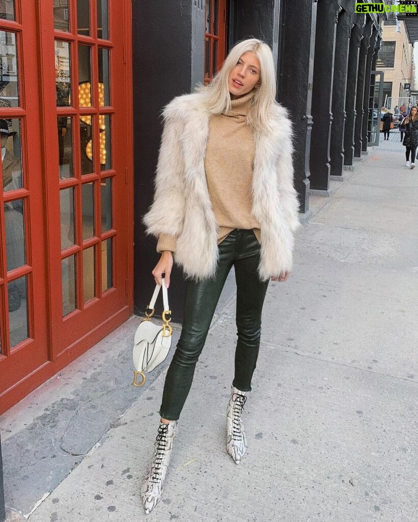 Devon Windsor Instagram - Be there in a New York minute… #nyfw