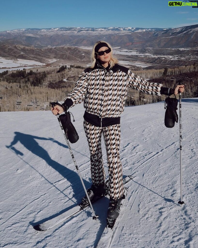 Devon Windsor Instagram - Ski mode activated ⛷️