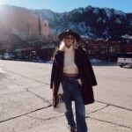 Devon Windsor Instagram - Shopping and fondue… apres ski life 🍷