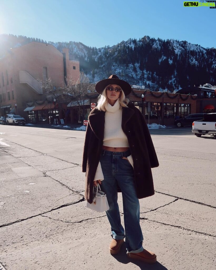 Devon Windsor Instagram - Shopping and fondue… apres ski life 🍷