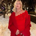 Devon Windsor Instagram - santa baby ❤️ Checking out the new @fwrd | @revolve pop up in aspen! #revolvewinter #fwrdwinter