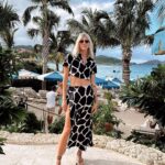 Devon Windsor Instagram - Beach club attire 🖤🖤