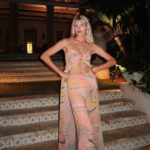 Devon Windsor Instagram - Deffs didn’t make anyone late for dinner with this impromptu photo shoot 😜
