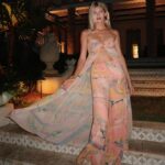 Devon Windsor Instagram - Deffs didn’t make anyone late for dinner with this impromptu photo shoot 😜
