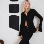 Devon Windsor Instagram - At home attire 🖤