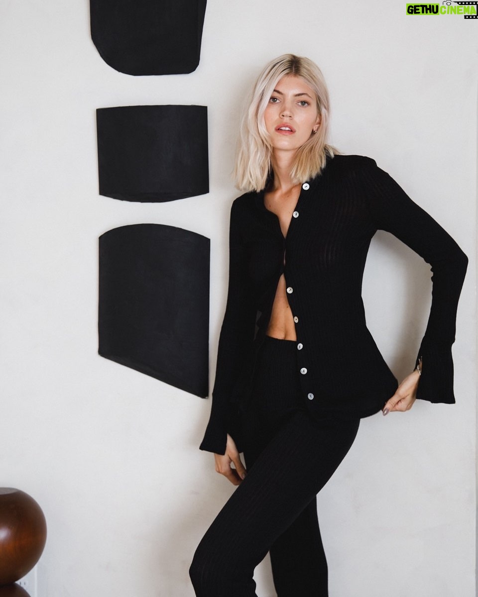 Devon Windsor Instagram - At home attire 🖤