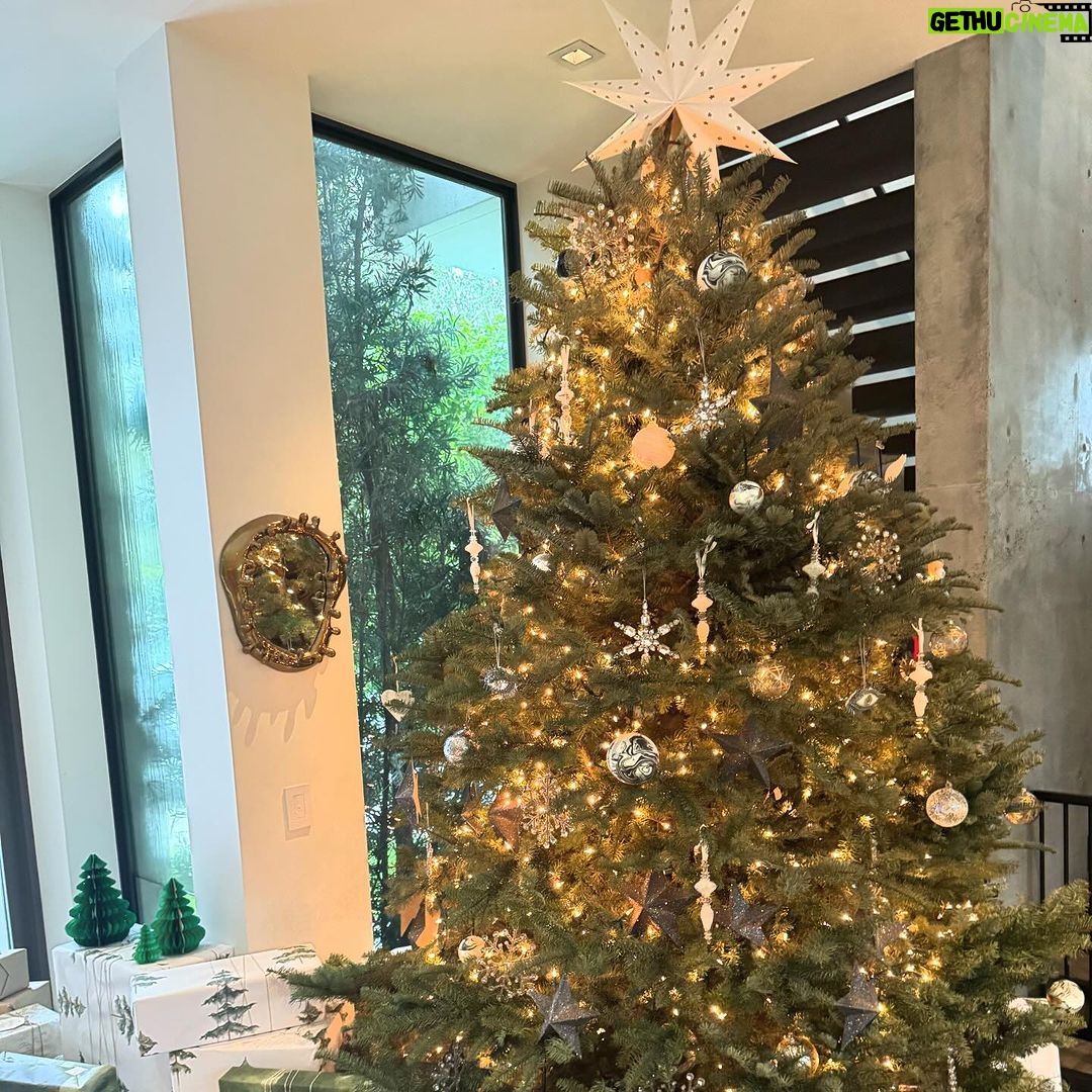Devon Windsor Instagram - Wishing everyone a happy holiday 🎅🏼❤️🙏🏼