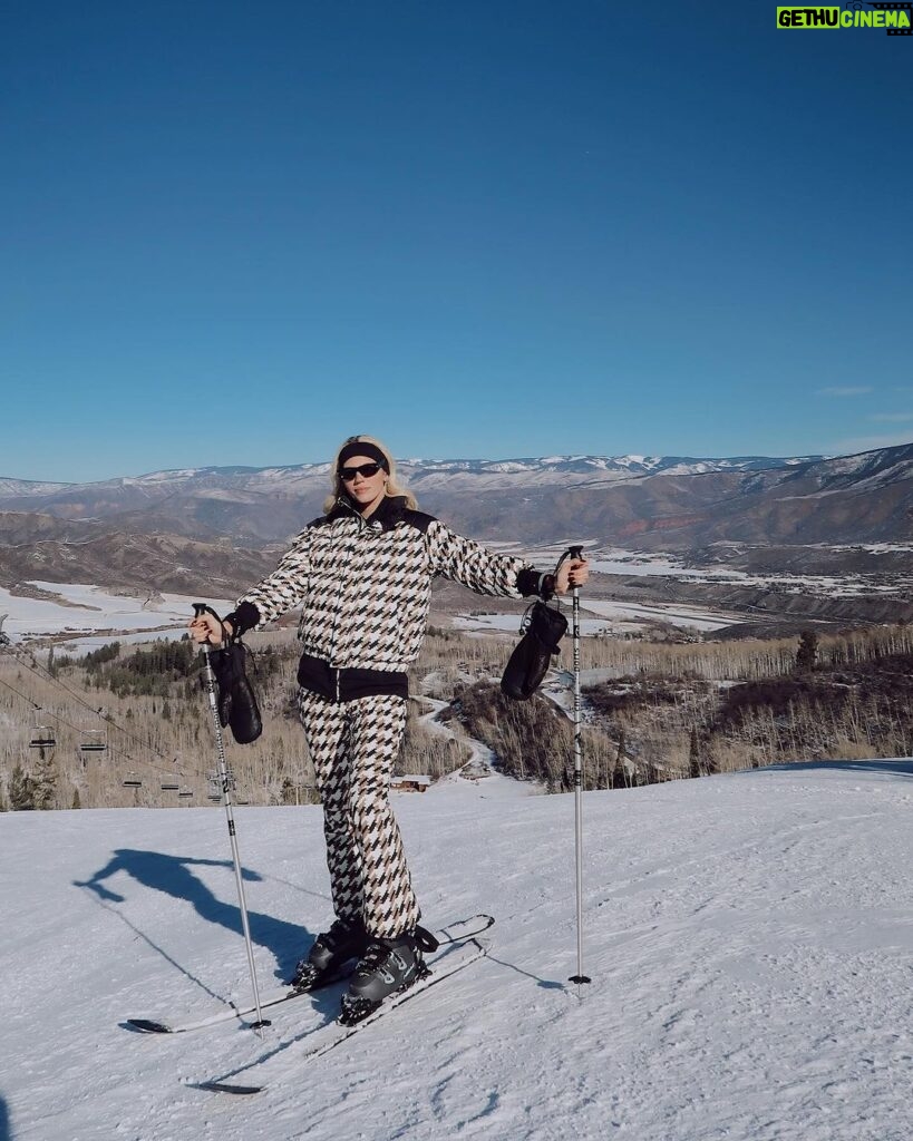 Devon Windsor Instagram - Ski mode activated ⛷️