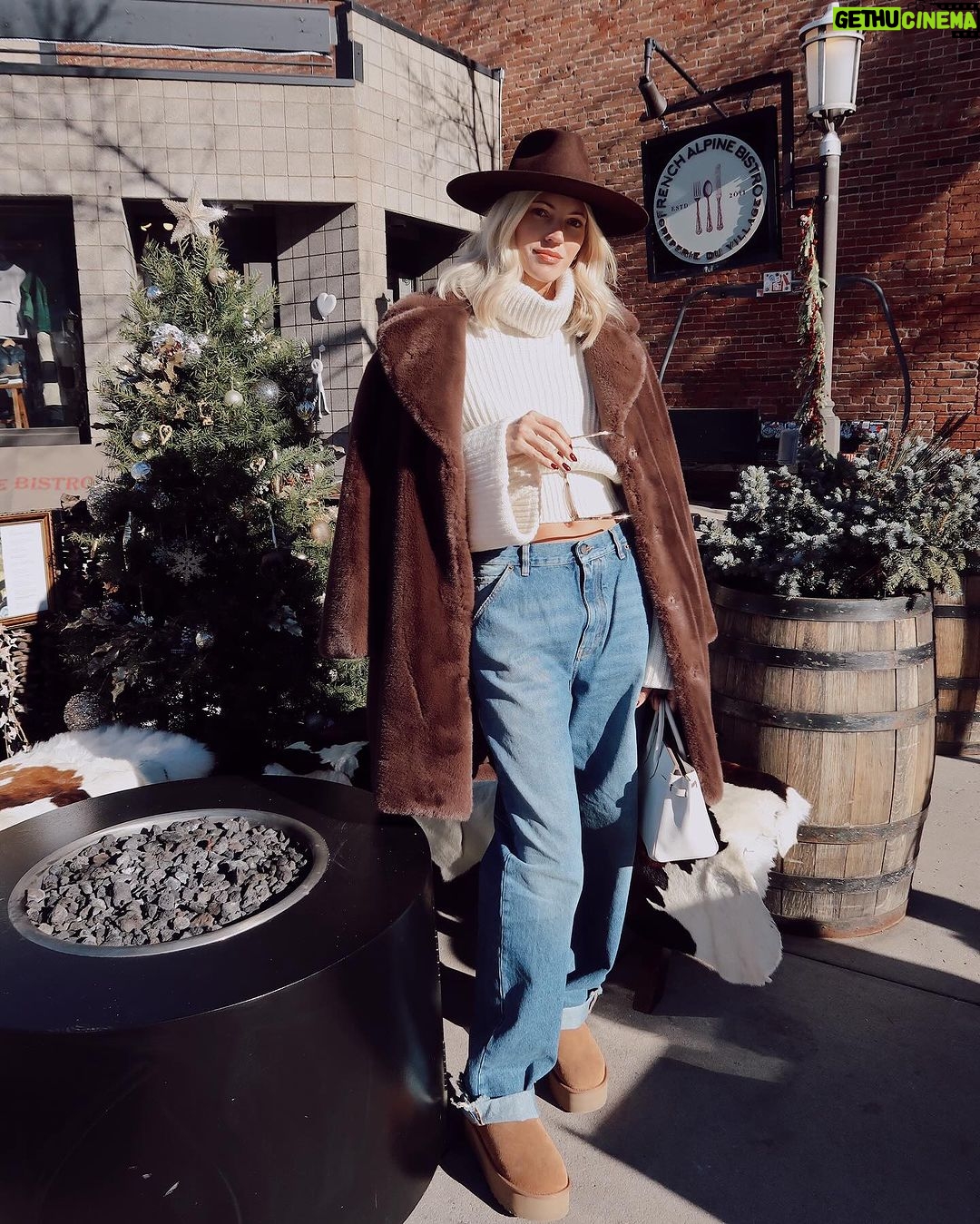 Devon Windsor Instagram - Shopping and fondue… apres ski life 🍷