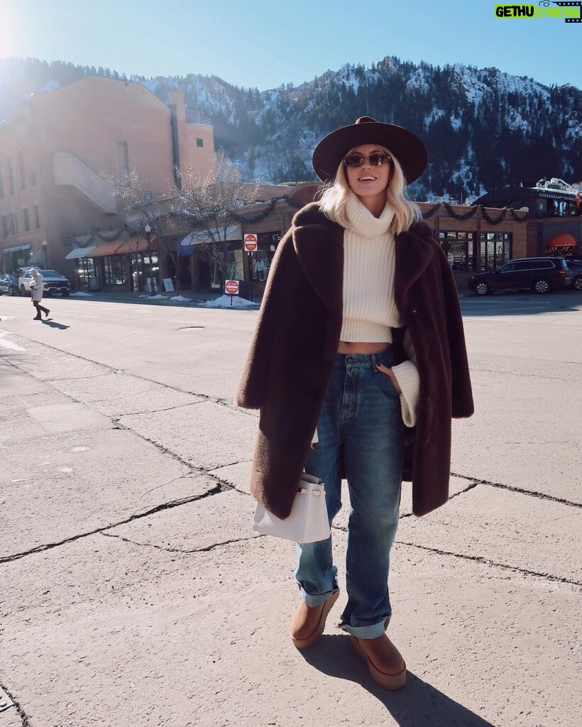 Devon Windsor Instagram - Shopping and fondue… apres ski life 🍷