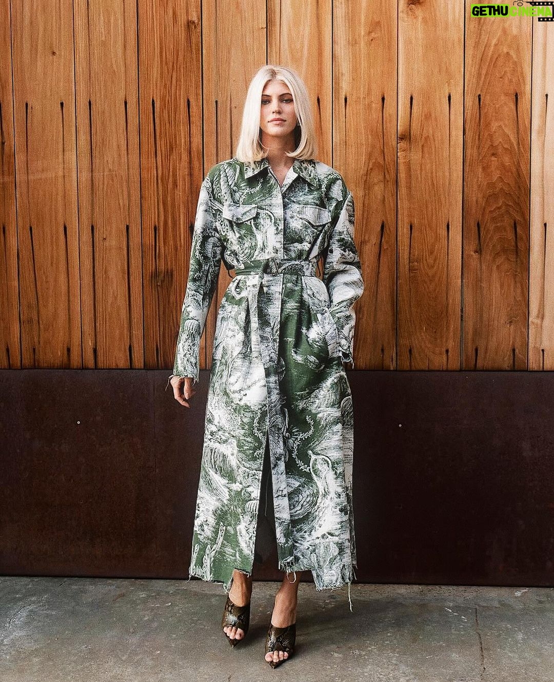 Devon Windsor Instagram - Loves a trench coat 💚 Headed to @jasonwu