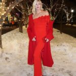 Devon Windsor Instagram - santa baby ❤️ Checking out the new @fwrd | @revolve pop up in aspen! #revolvewinter #fwrdwinter