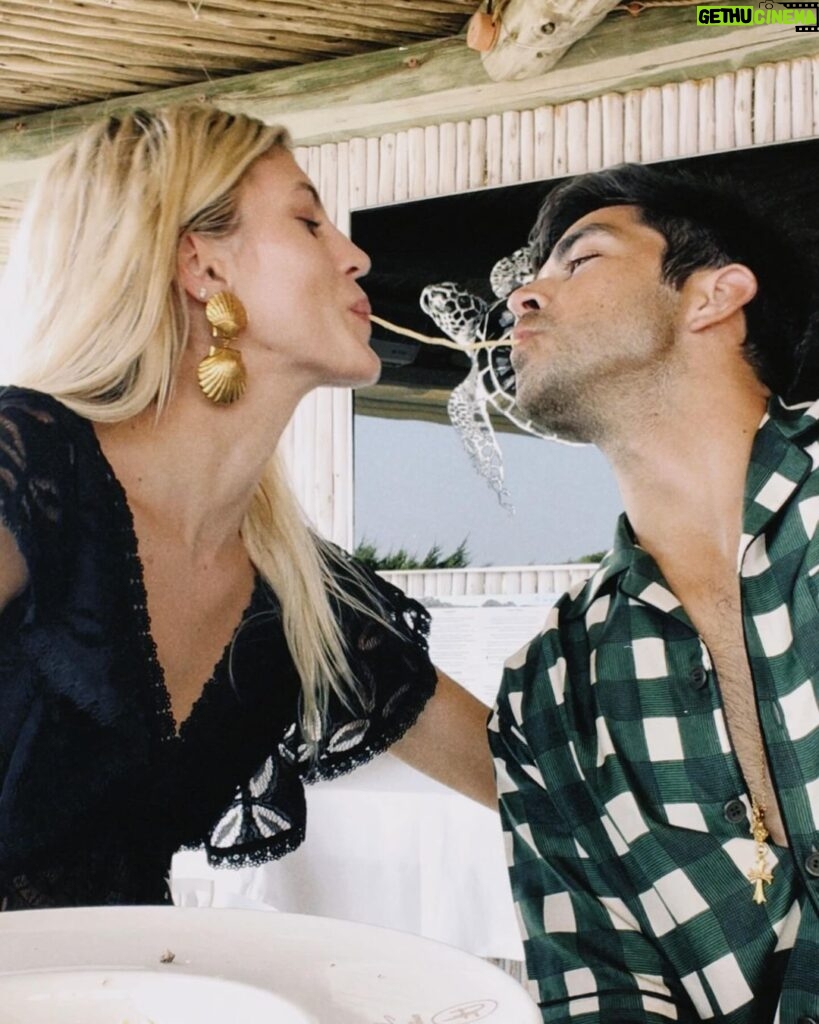 Devon Windsor Instagram - HBD to my dream man!!!! I love you baby, thank you for making every moment special and loving us so much! 💕💕💕