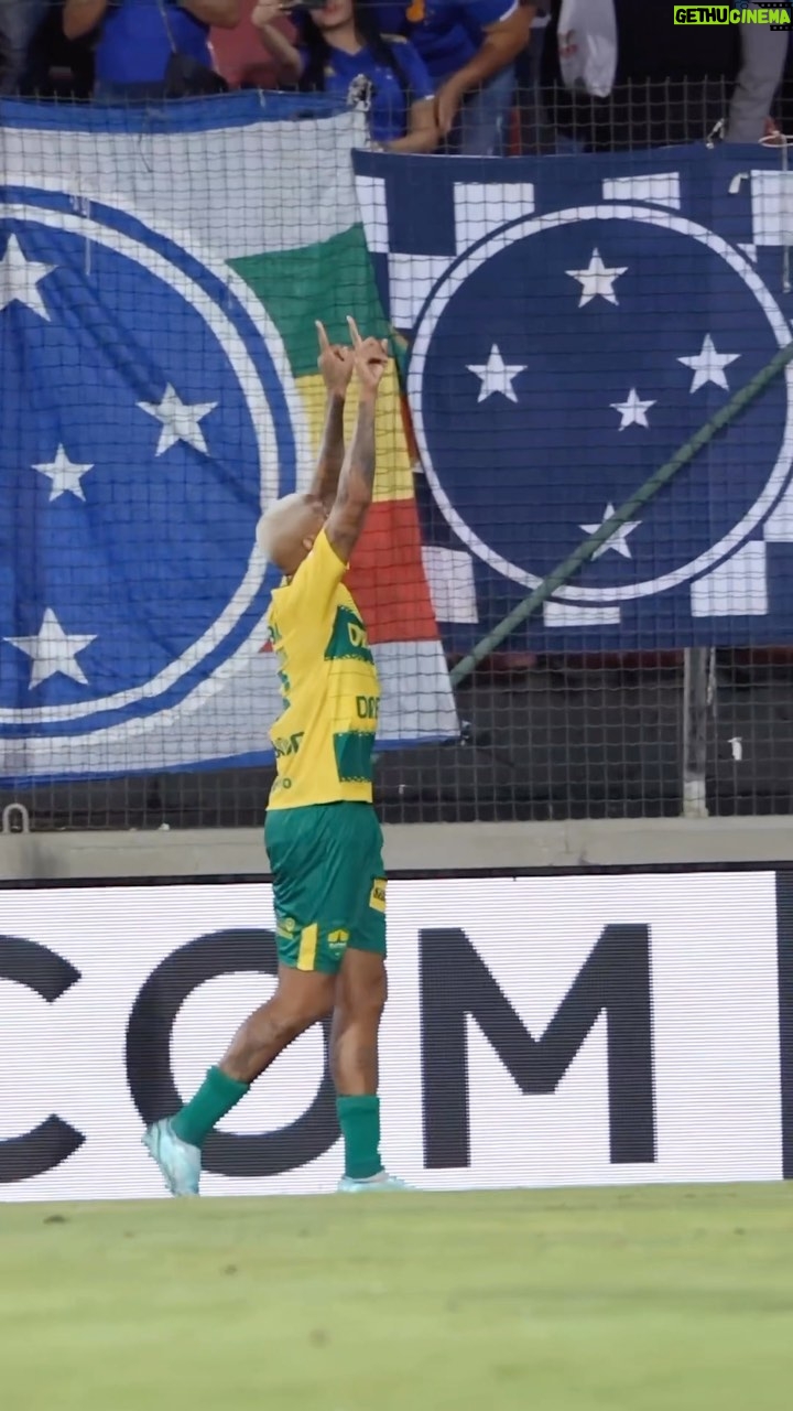 Deyverson Instagram - O segredo de qualquer sucesso está na persistência de quem o busca. Seguimos juntos, @cuiabaec! 💪🏼🔰