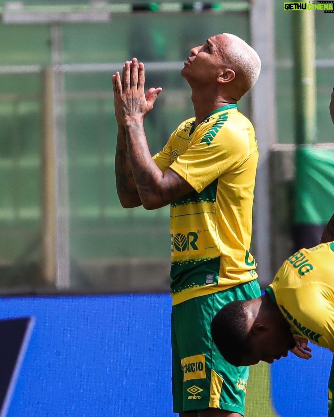 Deyverson Instagram - VAMOS! Grande vitória de virada! Parabéns para toda equipe e para o torcedor que foi nos apoiar. Vamos seguir focados para os próximos desafios! Seguimos, @cuiabaec! 🔰