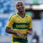 Deyverson Instagram - Estamos na final! 🙏🏼🔰 Quando trabalhamos com humildade, dedicação e pés no chão, as coisas acontecem. Parabenizar o grupo pela grande campanha para chegar a final do Mato-grossense. Feliz demais em marca mais um gol no ano e com outra grande vitória. Agora vamos em busca do título, @cuiabaec! 💪🏼😉