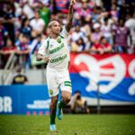 Deyverson Instagram - Vitória fora de casa e mais 3 pontos em nossa caminhada no Brasileirão. Jogo a jogo, com muita humildade, trabalho e pés no chão, seguimos rumo aos nossos objetivos. Muito feliz com mais um gol com a camisa do Dourado! 🙏🏼🔰