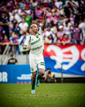 Deyverson Instagram - Vitória fora de casa e mais 3 pontos em nossa caminhada no Brasileirão. Jogo a jogo, com muita humildade, trabalho e pés no chão, seguimos rumo aos nossos objetivos. Muito feliz com mais um gol com a camisa do Dourado! 🙏🏼🔰
