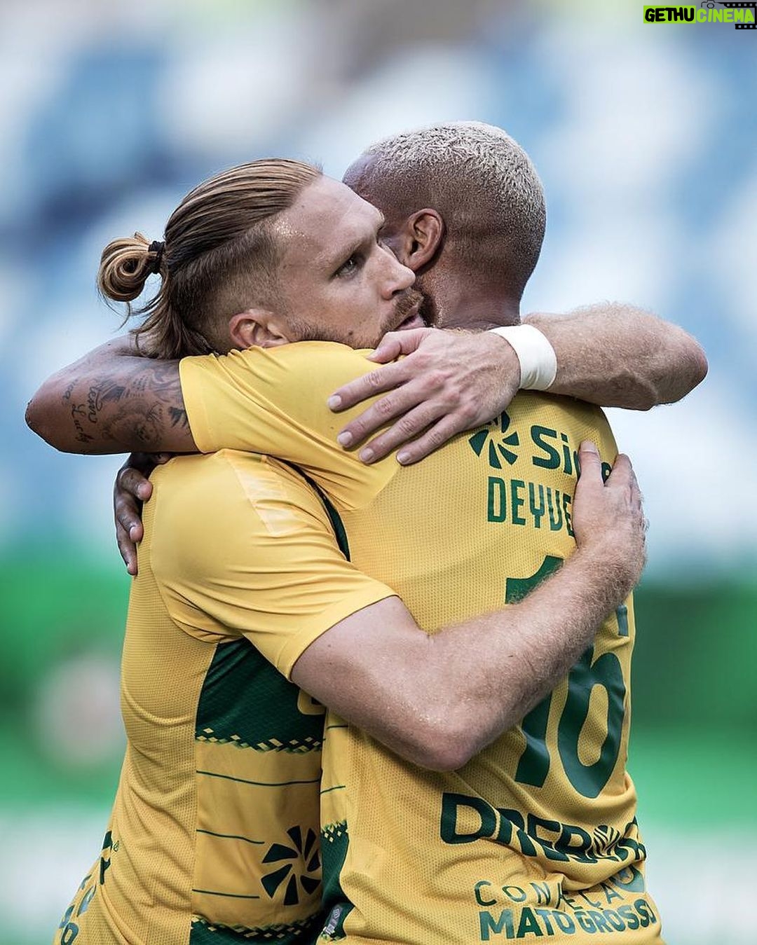Deyverson Instagram - Deus sabe de todas as coisas. Muito feliz em balançar as redes duas vezes e contribuir com a vitória da equipe. Fico feliz pelos meus companheiros também deixarem suas marcas! Que Deus siga abençoado vocês! Parabéns a todo nosso grupo, a vitória é de todos! Vamos, juntos! 🙏🏼😉 @cuiabaec
