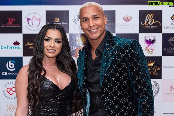 Deyverson Instagram - Feliz dia dos namorados meu amor ❤️! O marido deve cumprir os seus deveres conjugais para com a sua mulher, e da mesma forma a mulher para com o seu marido. A mulher não tem autoridade sobre o seu próprio corpo, mas sim o marido. Da mesma forma, o marido não tem autoridade sobre o seu próprio corpo, mas sim a mulher. Não se recusem um ao outro, exceto por mútuo consentimento e durante certo tempo, para se dedicarem à oração. Depois, unam-se de novo, para que Satanás não os tente por não terem domínio próprio. 1 Coríntios 7:3-5 Te amo meu amor ❤️