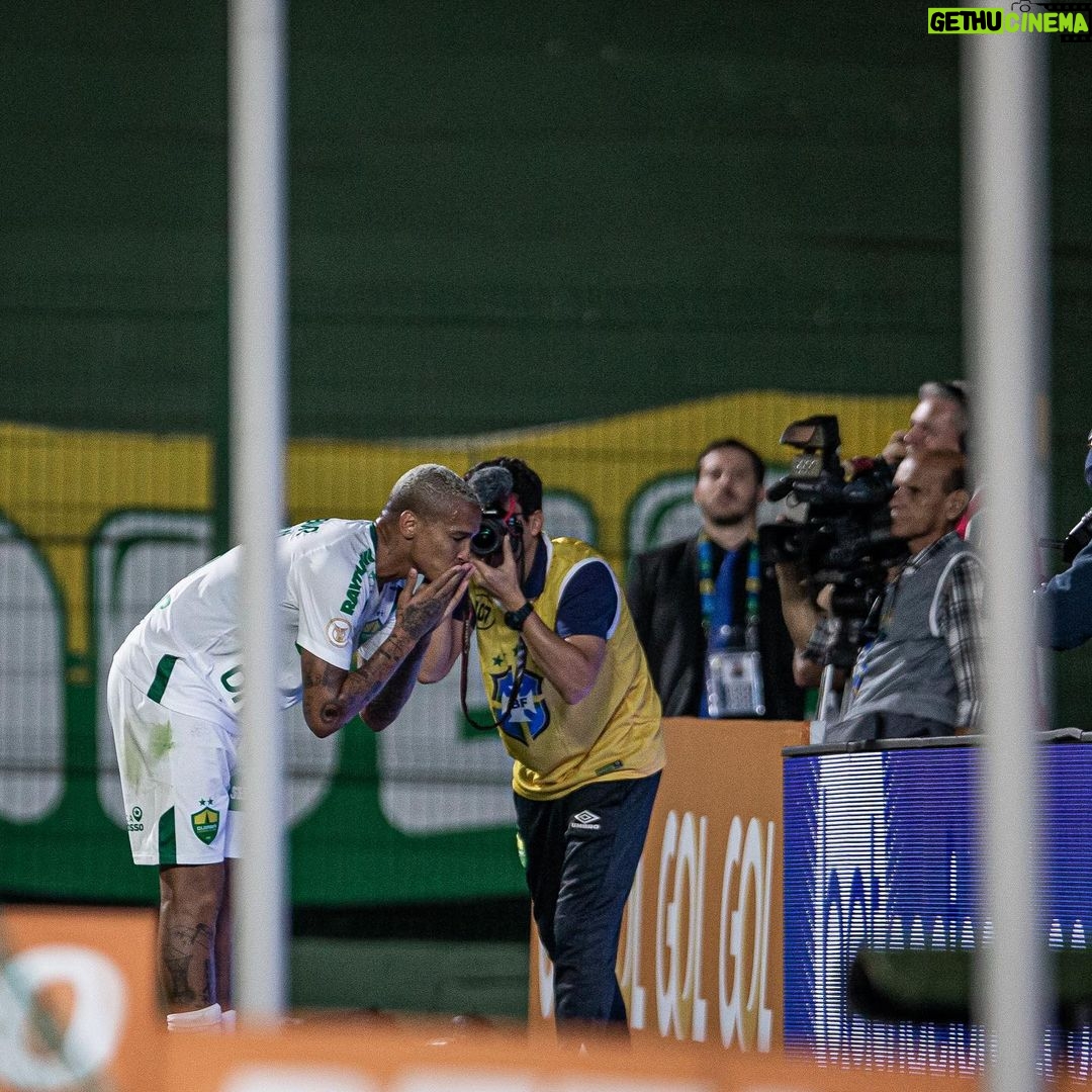 Deyverson Instagram - Confie nos planos e no propósito de Deus! 🙌🏼 Feliz com o gol e em ajudar a equipe a conquistar os 3 pontos fora de casa. Chegamos ao terceiro jogo invictos e vamos por mais. Monique, esse gol foi para você. Obrigado por tudo, estrelinha! 🙏🏼⭐