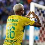 Deyverson Instagram - Eu não, Deus! 🙏🏼☝🏼 Feliz demais em voltar a a balançar as redes e ajudar a equipe a conquistar a nossa segunda vitória na competição. Parabenizar o trabalho de todo o grupo que buscou o resultado contra uma grande equipe fora de casa. Amor, filhas, esse gol foi para vocês! 😉