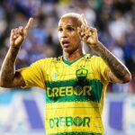 Deyverson Instagram - Eu não, Deus! 🙏🏼☝🏼 Feliz demais em voltar a a balançar as redes e ajudar a equipe a conquistar a nossa segunda vitória na competição. Parabenizar o trabalho de todo o grupo que buscou o resultado contra uma grande equipe fora de casa. Amor, filhas, esse gol foi para vocês! 😉