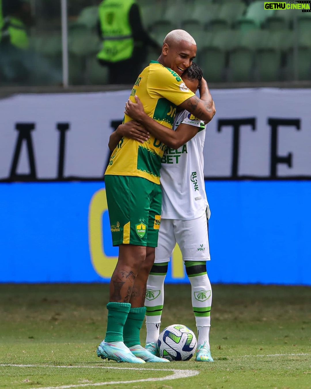 Deyverson Instagram - VAMOS! Grande vit贸ria de virada! Parab茅ns para toda equipe e para o torcedor que foi nos apoiar. Vamos seguir focados para os pr贸ximos desafios! Seguimos, @cuiabaec! 馃敯