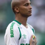 Deyverson Instagram - Primeiro gostaria de parabenizar o grupo do @cuiabaec pela entrega na partida de hoje mesmo com um a menos. Infelizmente não conquistamos o resultado que queríamos, mas seguimos trabalhando! 🙏🏽🙏🏽🙏🏽 Gratidão também ao @palmeiras! Fui muito bem recebido no local que por muito tempo foi minha casa, no Allianz. Muito honrado em entrar em campo pelo primeira vez neste estádio jogando contra o Palmeiras, e receber tanto carinho. Sou muito feliz por toda história que construímos juntos. Agradeço a todos, desde a diretoria pela homenagem, aos funcionários do clube, ex-companheiros de equipe e principalmente a torcida do Verdão por todo apoio. Todo carinho é recíproco! 🙏🏻😉