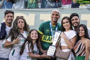 Deyverson Instagram - Somos CAMPEÕES! 🔰 Feliz demais em conquistar meu primeiro título com a camisa do @cuiabaec. Trabalhamos muito durante todo o campeonato e fizemos por merecer essa conquista. Parabéns a todos pela dedicação e companheirismo em busca da taça! Hoje é só agradecer a Deus e comemorar!! 🙏🏼 🏆 📸 @gilgomesfoto @c2sportss