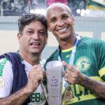Deyverson Instagram - Somos CAMPEÕES! 🔰 Feliz demais em conquistar meu primeiro título com a camisa do @cuiabaec. Trabalhamos muito durante todo o campeonato e fizemos por merecer essa conquista. Parabéns a todos pela dedicação e companheirismo em busca da taça! Hoje é só agradecer a Deus e comemorar!! 🙏🏼 🏆 📸 @gilgomesfoto @c2sportss