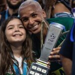 Deyverson Instagram - Somos CAMPEÕES! 🔰 Feliz demais em conquistar meu primeiro título com a camisa do @cuiabaec. Trabalhamos muito durante todo o campeonato e fizemos por merecer essa conquista. Parabéns a todos pela dedicação e companheirismo em busca da taça! Hoje é só agradecer a Deus e comemorar!! 🙏🏼 🏆 📸 @gilgomesfoto @c2sportss
