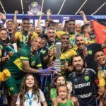 Deyverson Instagram - Somos CAMPEÕES! 🔰 Feliz demais em conquistar meu primeiro título com a camisa do @cuiabaec. Trabalhamos muito durante todo o campeonato e fizemos por merecer essa conquista. Parabéns a todos pela dedicação e companheirismo em busca da taça! Hoje é só agradecer a Deus e comemorar!! 🙏🏼 🏆 📸 @gilgomesfoto @c2sportss