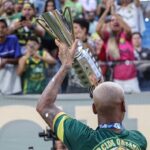Deyverson Instagram - Somos CAMPEÕES! 🔰 Feliz demais em conquistar meu primeiro título com a camisa do @cuiabaec. Trabalhamos muito durante todo o campeonato e fizemos por merecer essa conquista. Parabéns a todos pela dedicação e companheirismo em busca da taça! Hoje é só agradecer a Deus e comemorar!! 🙏🏼 🏆 📸 @gilgomesfoto @c2sportss