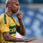 Deyverson Instagram - Sempre que se deparar com um obstáculo, encare-o como uma oportunidade, porque se é difícil, é porque vale a pena. Deus no comando de tudo. 🙏🏽 📸 @gilgomesfoto @c2sportss