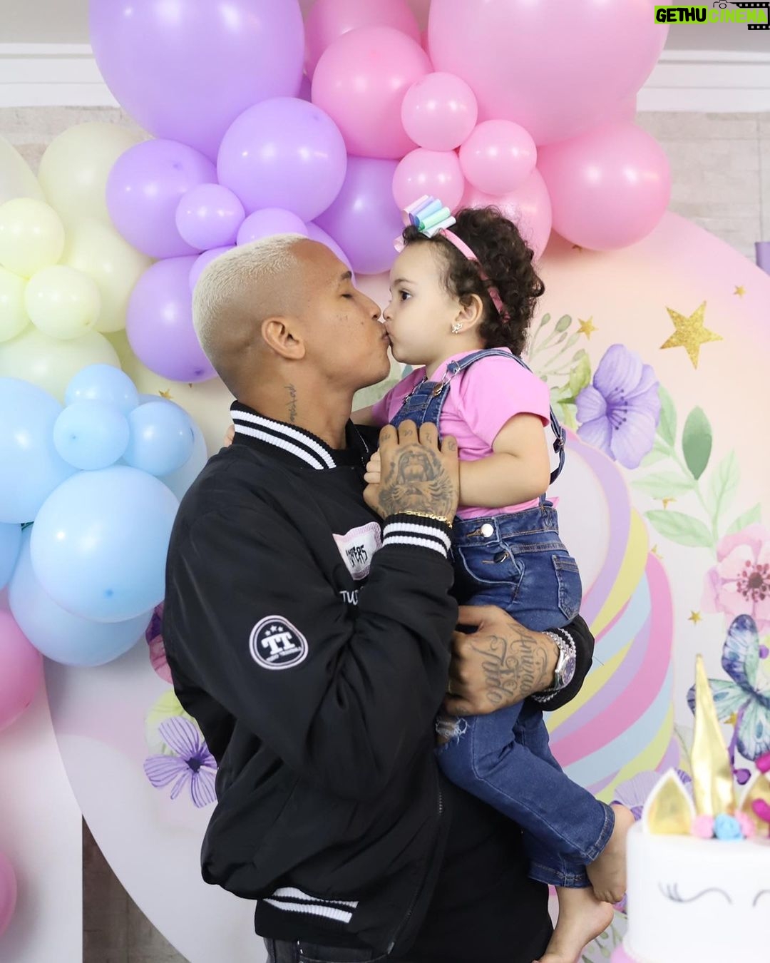 Deyverson Instagram - Hoje é dia de comemorar o aniversário da minha filha @alicenbrum .Só desejo muitas felicidades, saúde e que papai do céu te abençoe cada dia mais. Você é um presente na minha vida, filha. Estarei sempre aqui pro que precisar. Papai te ama! ❤️