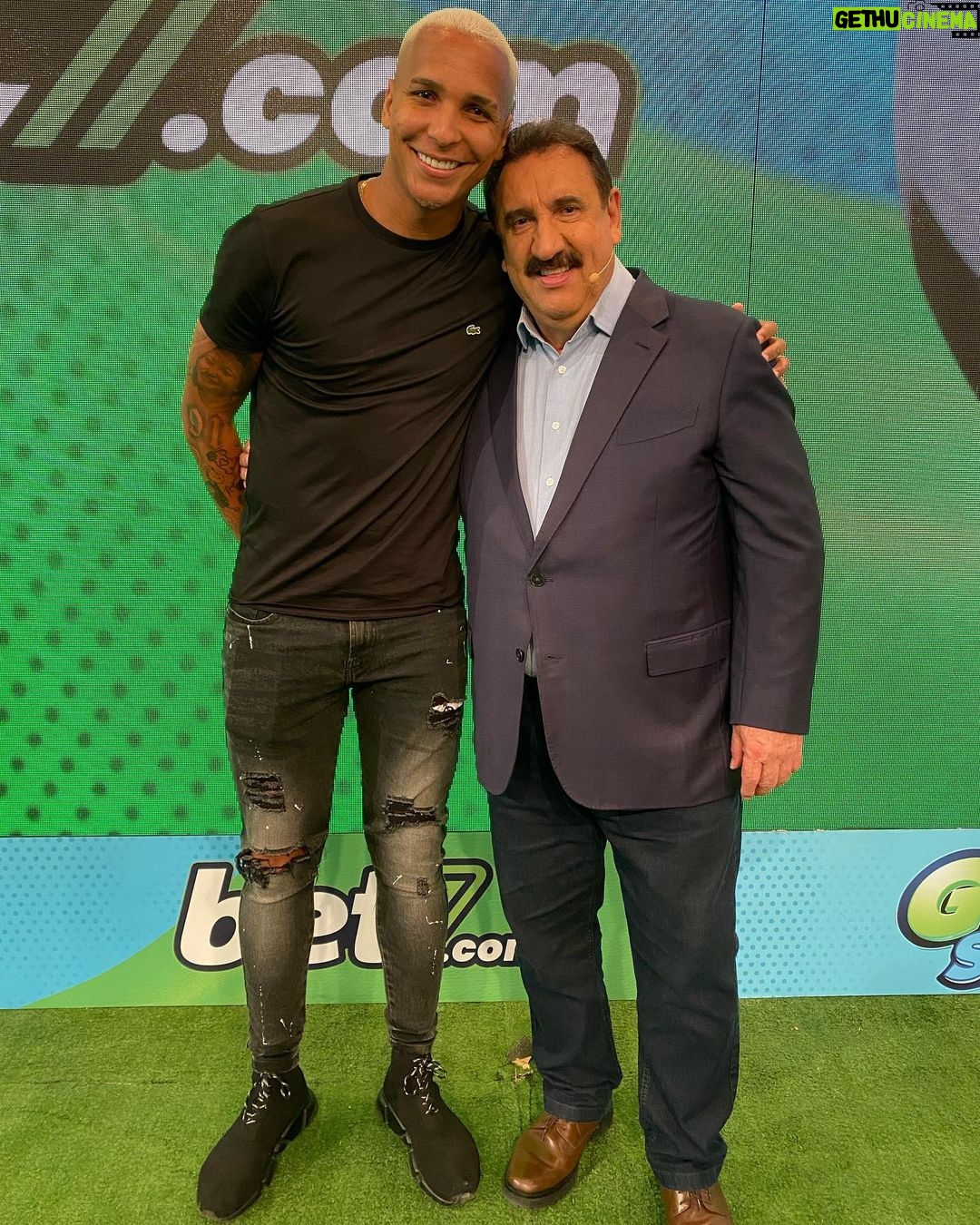 Deyverson Instagram - Hoje foi sensacional encontrar esse fenômeno da comunicação! Muito obrigado pelo convite, @oratinho e @sbt! 😉 SBT - Sistema Brasileiro De Televisão