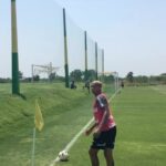 Deyverson Instagram - Fala, rapaziada! 😉 Tô lançando mais uma do Desafio do Deyvinho! 🙅🏼‍♂️ Quero ver vocês fazendo igual, mas atenção hein, não vale deixar a bola quicar, tem chutar e ir direto pro gol. Participem usando a #DesafioDoDeyvinho, postando nos stories e me marcando pra eu poder ver e reagir também. Tô esperando vocês 🤙🏽😉